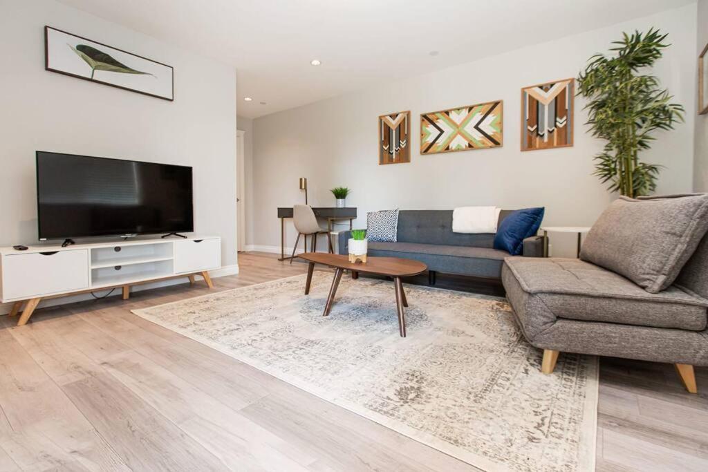 Beautiful & Cozy 1 Bedroom 1 Bath In The Westshore Victoria Exterior photo